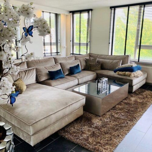 Kings hoekbank in de showroom van Sefa Meubel in Rotterdam.