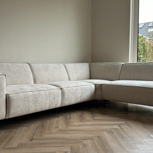 Raven hoekbank in een showroom van een meubelzaak in Rotterdam.