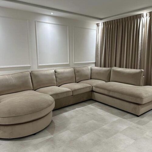 Oroi hoekbank in showroom van Sefa Meubel in Rotterdam.