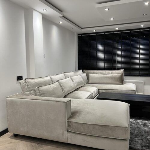 Kings 2 hoekbank in een showroom, een luxueuze keuze voor comfort en stijl.