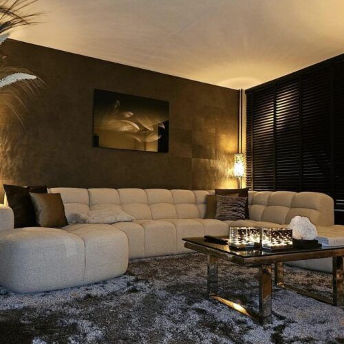 Hoekbank Rita in een showroom in Rotterdam, gepresenteerd in een moderne woonomgeving.