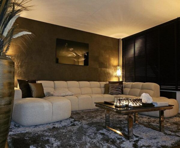 Hoekbank Rita in een showroom in Rotterdam, gepresenteerd in een moderne woonomgeving.